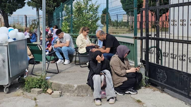 <p>Veli ve &ouml;ğrenciler y&uuml;r&uuml;yerek sınav merkezlerine geldi.&nbsp;</p>
