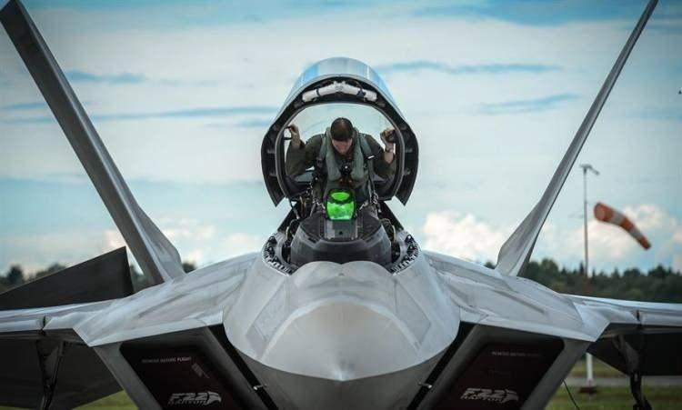 <p><span style="color:#B22222"><strong>F-22 RAPTOR SAVAŞ U&Ccedil;AĞININ İ&Ccedil;İ</strong></span></p>
