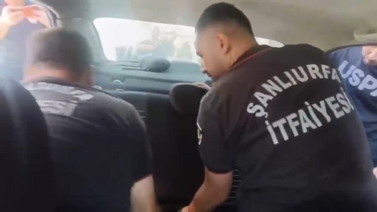 <p>Yaklaşık 2 saat boyunca &ccedil;ocuklarından haber alamayan aile, &ccedil;evreye baktıktan sonra otomobille de sokak sokak &ccedil;ocuğu aramaya başladı. Bir s&uuml;re sonra ara&ccedil;tan gelen sesleri fark eden aile, P.A.&rsquo;nın bagajda kilitli kaldığını anladı.</p>

<p>&nbsp;</p>
