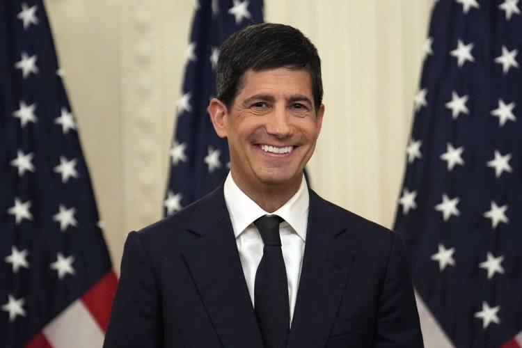 <p>ABD Merkez Bankası (Fed), yeni Başkanı Kevin Warsh y&ouml;netiminde ger&ccedil;ekleştirdiği ilk toplantıda, politika faizini beklentiler doğrultusunda değiştirmeyerek y&uuml;zde 3,50-3,75 aralığında sabit bıraktı.</p>
