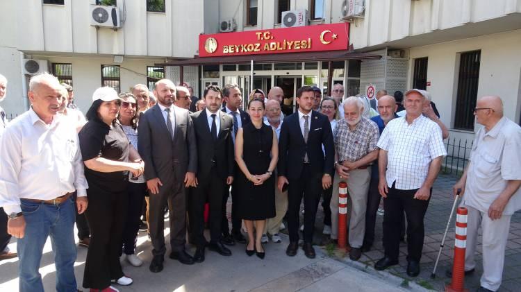 <p>S&uuml;reci ilk g&uuml;nden itibaren mahalle sakinleriyle birlikte &ccedil;ok yakından takip eden Beykoz Belediye Başkanı &Ouml;zlem Vural G&uuml;rzel, duruşma &ccedil;ıkışında hak sahibi vatandaşlarla bir araya gelerek bu b&uuml;y&uuml;k mutluluğu paylaştı.</p>
