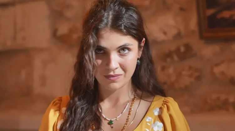 <p><strong>ALMANYA'DA YAKALAMA KARARI &Ccedil;IKARILDI</strong></p>

<p>&nbsp;</p>

<p>Magazin programında yapılan a&ccedil;ıklamada &uuml;nl&uuml; oyuncunun ge&ccedil;miş yıllarda Almanya&rsquo;da bulunduğu d&ouml;neme ait 144 Bin Euro&rsquo;luk estetik borcu nedeniyle&nbsp; Hamburg&rsquo;da tutuklama kararı &ccedil;ıkarıldığı iddia edildi.</p>

