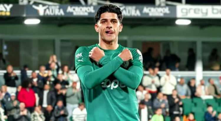 <p>Trabzonspor'un, Bodrum FK forması giyen Ali Habeşoğlu i&ccedil;in devreye girdiği belirtildi.<br />
<br />
Bordo-mavililerin, G&ouml;ztepe, Rams Başakşehir, Erzurumspor ve Corendon Alanyaspor'un da ilgilendiği 21 yaşındaki santrforu g&uuml;ndemine aldığı ifade edildi.<br />
<br />
(T&Uuml;RKİYE GAZETESİ)</p>
