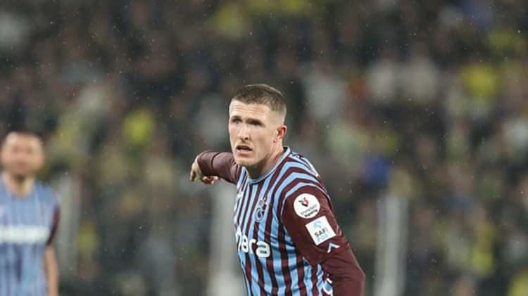 <p>Trabzonspor'da sezon sonunda ayrılıkların yaşanması bekleniyor.<br />
<br />
Bordo-mavililerde s&ouml;zleşmesinin son yılına giren John Lundstram'la yolların ayrılacağı, Denis Dragus i&ccedil;in kiralama se&ccedil;eneğinin değerlendirildiği, Batista Mendy i&ccedil;in ise bonservis geliri elde edilebilecek bir satış form&uuml;l&uuml; arandığı belirtildi.<br />
<br />
(TAKVİM)</p>
