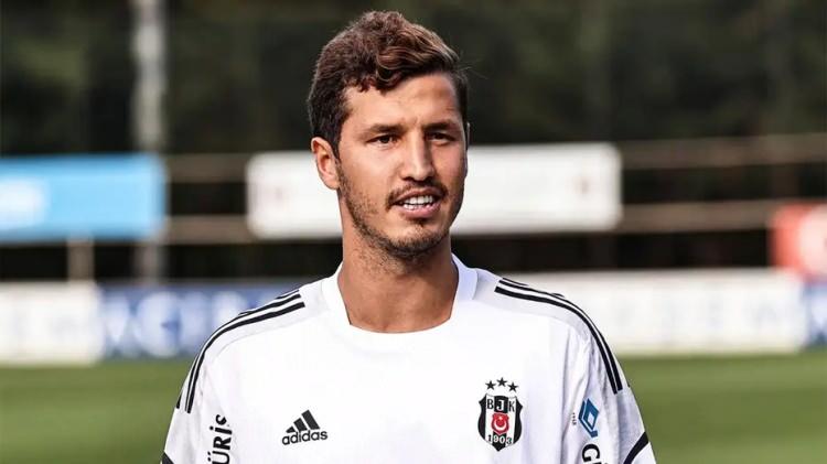 <p>Yeni sezonda Avrupa kupalarına katılmayı hedefleyen Alanyaspor, Salih U&ccedil;an'ı transfer etmeyi planlıyor.<br />
<br />
Beşiktaş'ta Vincenzo Italiano'nun kadro planlamasında yer almayan ve siyah-beyazlılarla yollarını ayıran 32 yaşındaki futbolcu, Başkan Hasan &Ccedil;avuşoğlu'yla yaptığı g&ouml;r&uuml;şmelerde anlaşmaya yaklaştı.<br />
<br />
​(FOTOMA&Ccedil;)</p>

