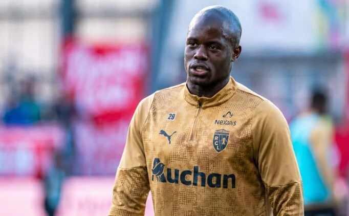 <p>Fenerbah&ccedil;e, Lens ile s&ouml;zleşmesi sona eren Malang Sarr ile temaslarını s&uuml;rd&uuml;r&uuml;yor.<br />
<br />
27 yaşındaki stoper, sarı-lacivertlilerden yıllık 8+2 milyon Euro ve imza parası talep etti.<br />
<br />
(TAKVİM)</p>
