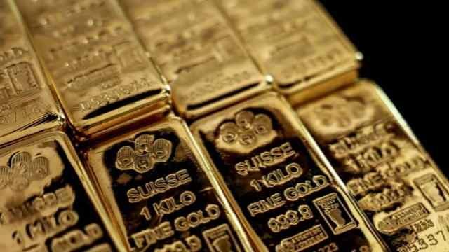 <p>KCM Trade Baş Piyasa Analisti Tim Waterer,<strong> &ldquo;ABD-İran barış anlaşmasının ardından altındaki y&uuml;kseliş kısa &ouml;m&uuml;rl&uuml; oldu. Kevin Warsh liderliğindeki Fed&rsquo;in daha şahin bir tona b&uuml;r&uuml;nmesiyle g&uuml;&ccedil;lenen dolar yeniden g&uuml;ndemin merkezine yerleşti&rdquo; </strong>dedi.</p>
