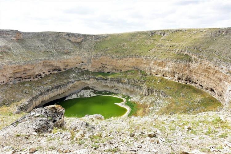 <p>Yaklaşık 17 bin 500 metrekarelik alanıyla dikkat &ccedil;eken obruk, b&ouml;lgenin &ouml;nemli doğal g&uuml;zelliklerinden biri olarak biliniyor.</p>
