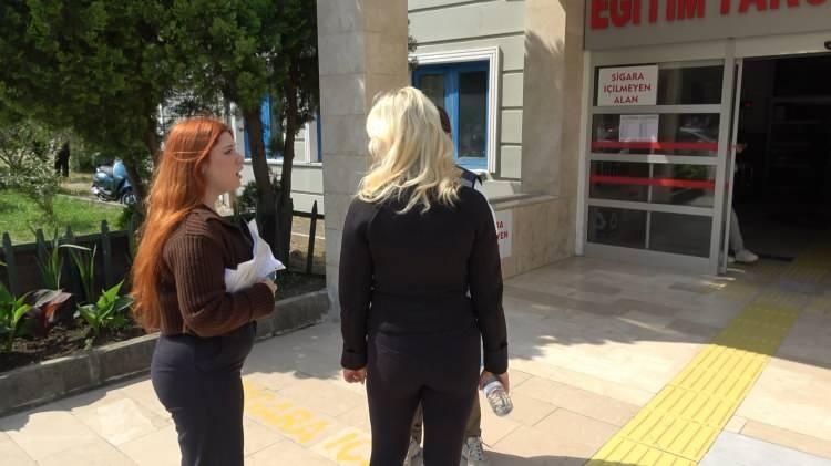 <p>Kapıdan geri d&ouml;nen gen&ccedil;ler g&ouml;zyaşlarını tutamadı.</p>
