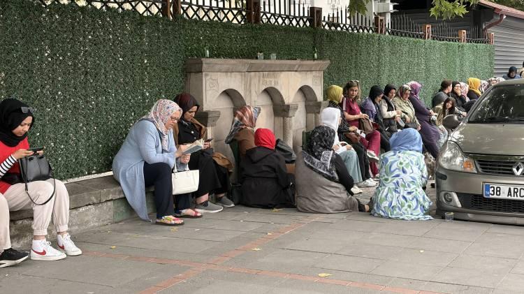 <p>Sınavda adaylar ter d&ouml;kerken, aileler ise dışarda heyecanla beklemeye başladı.</p>
