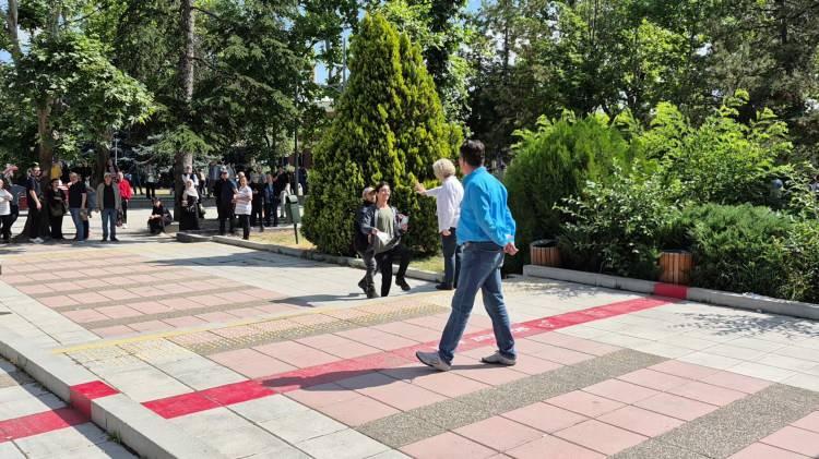 <p><span style="color:#B22222"><strong>ESKİŞEHİR</strong></span></p>

<p>Eskişehir'de ger&ccedil;ekleştirilen Y&uuml;ksek&ouml;ğretim Kurumları Sınavı'na (YKS) giren adaylar b&uuml;y&uuml;k heyecan yaşadı. Bir adayı son anda telaşla sınava yetiştiren yakını, "Koş, ben mi koşacağım peşinden" diyerek gence tepki g&ouml;sterdi.</p>
