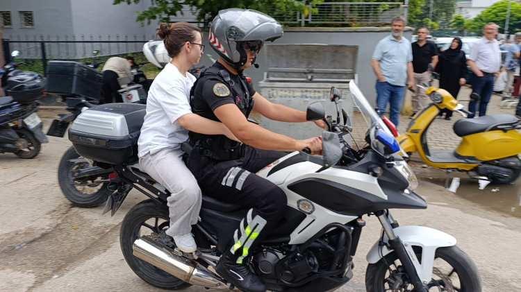 <p><span style="color:#B22222"><strong>BURSA</strong></span></p>

<p>Bir &ouml;ğrenci, sınava gireceği okulu karıştırınca imdadına motosikletli trafik polisi yetişti.</p>
