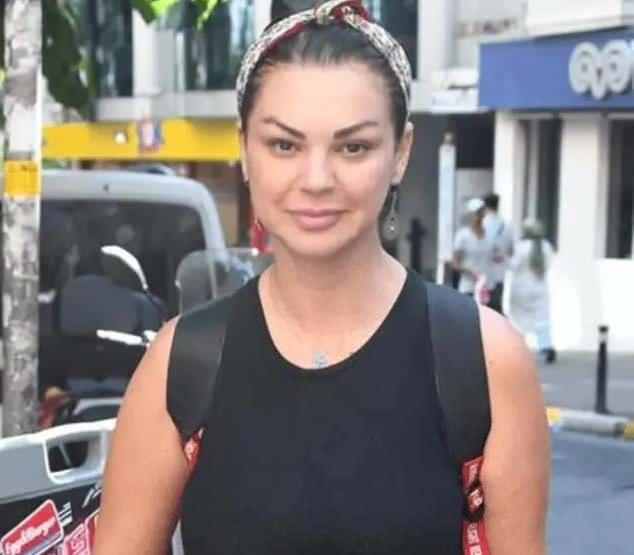 <p>&Uuml;nl&uuml; şarkıcı estetik doktoruna gittiğini ancak doktorun ise geri g&ouml;nderdiğini belirterek basın mensuplarıyla sohbet etti.</p>
