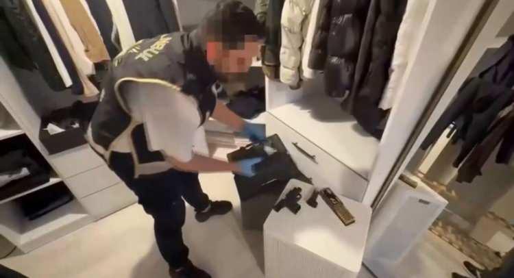 <p>Silahlar arasında yer alan kalaşnikofların ara&ccedil; kiralama şirketinin genel m&uuml;d&uuml;rl&uuml;ğ&uuml;ne yapılan saldırıda kullanıldığı, 'Utaş' marka silahın ise Can Polat'ı &ouml;ld&uuml;ren ş&uuml;phelinin ev arkadaşının evinden alınan silah olduğu &ouml;ğrenildi.</p>
