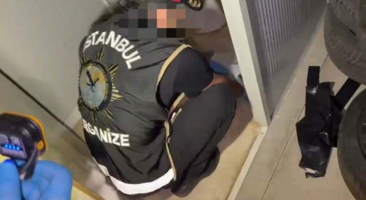 <p>Emniyet ekiplerinin sergide ş&uuml;phelilerin eylem sırasında taktıkları kar maskesini ise bir topa ge&ccedil;irdiği g&ouml;r&uuml;ld&uuml;.</p>

<p>&nbsp;</p>
