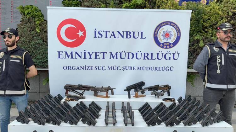 <p>&Ouml;te yandan operasyonlarda ele ge&ccedil;irilen silahlar ve m&uuml;himmat İstanbul Emniyet M&uuml;d&uuml;rl&uuml;ğ&uuml;'nde sergilendi.</p>

