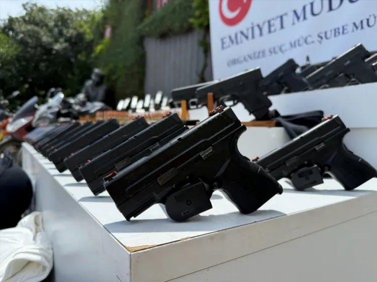 <p>İstanbul'da Organize Su&ccedil;larla M&uuml;cadele Şube M&uuml;d&uuml;rl&uuml;ğ&uuml; ekiplerinin takibi sonucu &ccedil;etelerin silah cephaneliğinin tespiti &uuml;zerine d&uuml;ğmeye basıldı.</p>

<p>&nbsp;</p>
