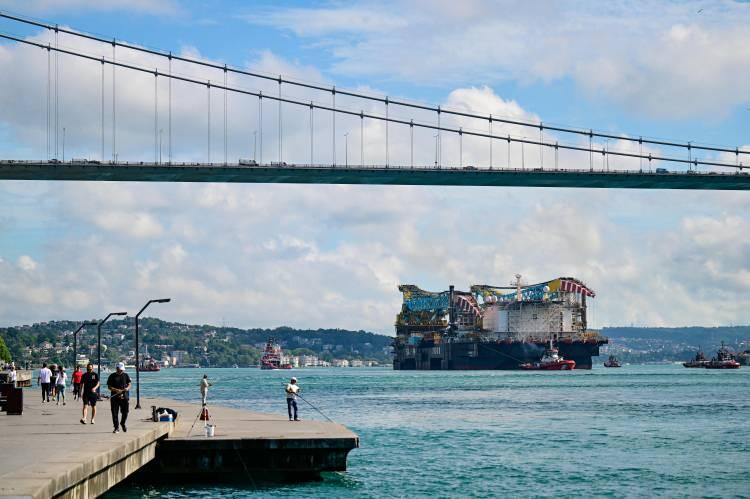 <p>Doğal gaz boru hattı d&ouml;şeme &ccedil;alışmalarında kullanılan d&uuml;nyanın &uuml;&ccedil;&uuml;nc&uuml; b&uuml;y&uuml;k yarı batık vin&ccedil; gemisi "Saipem 7000" İstanbul Boğazı'na giriş yaptı.</p>
