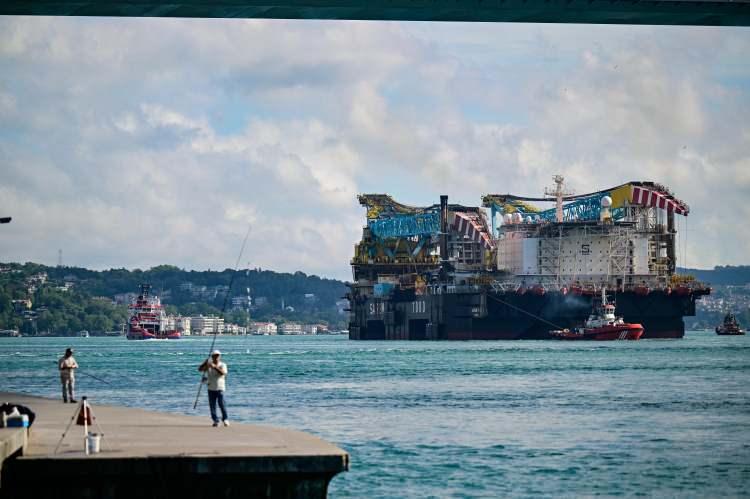 <p>Libya'nın Bouri Limanı'ndan Romanya'nın K&ouml;stence Limanı'na giden, Birleşik Krallık bayraklı &ccedil;apa taşıma gemisi Pacific Discovery ile Antigua ve Barbuda bayraklı GH Discovery r&ouml;mork&ouml;r&uuml;n&uuml;n &ccedil;ektiği vin&ccedil; gemisi, saat 05.25 sıralarında İstanbul Boğazı'na giriş yaptı.</p>
