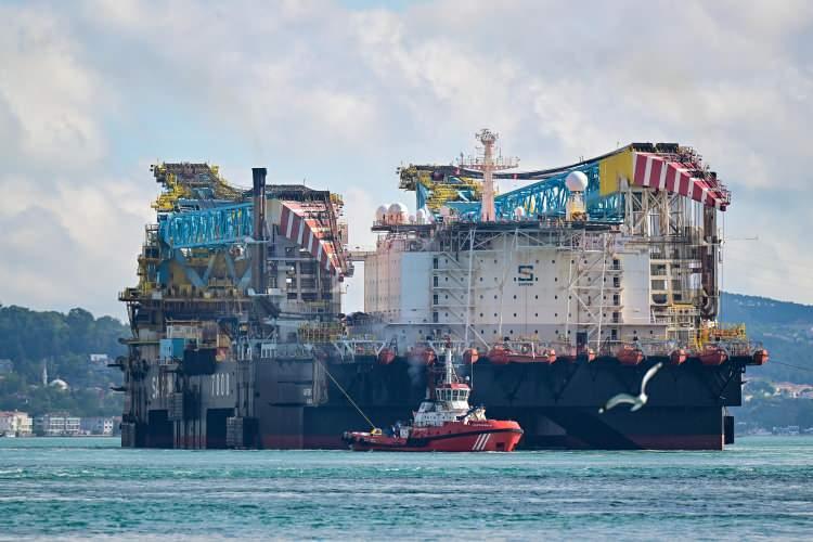 <p>Denizlerde, 2 bin metreden daha derin sularda boru d&ouml;şeyebilen (pipelaying), ikiz vin&ccedil; sistemiyle tek seferde 14 bin tona kadar olan devasa yapıları kaldırabilen 198 metre boya, 135 metre y&uuml;ksekliğe ve 117 bin 812 groston ağırlığa sahip gemiye İstanbul Boğazı girişinde, Kıyı Emniyeti Genel M&uuml;d&uuml;rl&uuml;ğ&uuml;ne bağlı T&uuml;rkiye'nin ilk ve en b&uuml;y&uuml;k acil durum m&uuml;dahale, arama-kurtarma ve yangın s&ouml;nd&uuml;rme gemisi "Nenehatun" da eşlik ediyor.</p>
