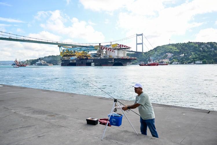 <p>İstanbul Boğazı, geminin ge&ccedil;işi dolayısıyla karşılıklı transit gemi ge&ccedil;işlerine kapatıldı.</p>
