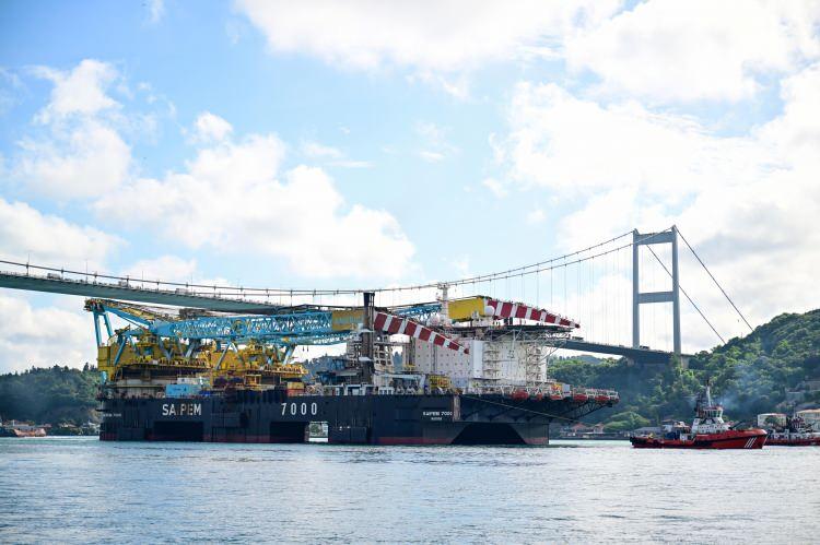 <p>Ayrıca, Saipem 7000 İstanbul Boğazı&rsquo;ndan ge&ccedil;işi esnasında k&ouml;pr&uuml;lerin altından g&uuml;venle ge&ccedil;ebilmek i&ccedil;in balast tanklarını doldurarak su alacak, kule ve vin&ccedil;lerini yatırıp y&uuml;ksekliğini 57 metreye d&uuml;ş&uuml;recek.</p>

