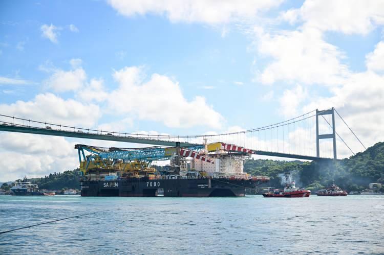 <p>Saipem 7000, Rusya'dan T&uuml;rkiye'ye doğal gaz sağlayan Mavi Akım Projesi i&ccedil;in Karadeniz'de 2 bin 150 metrelik rekor derinliğe kadar 24 in&ccedil;lik boru hattı d&ouml;şemişti.</p>
