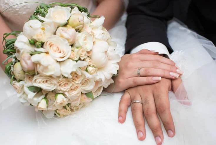 <p>D&uuml;ğ&uuml;n sekt&ouml;r&uuml;nde son d&ouml;nemde dikkat &ccedil;eken yeni bir uygulama yaygınlaşıyor. Organizasyon şirketleri tarafından sunulan "kiralık nikah memuru" hizmeti, &ouml;zellikle otel d&uuml;ğ&uuml;nleri ve kır organizasyonlarında yoğun ilgi g&ouml;r&uuml;yor.</p>
