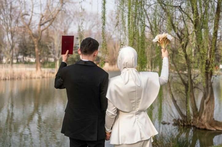 <p>Sembolik nikah t&ouml;renlerini y&ouml;neten oyuncular i&ccedil;in &ouml;denen &uuml;cret ise 23 bin liraya kadar &ccedil;ıkabiliyor.&nbsp;</p>
