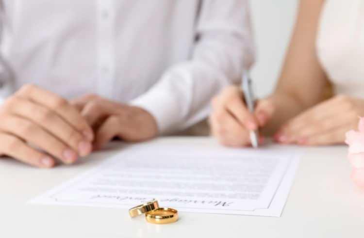 <p>NİKAH MEMURU GİBİ T&Ouml;REN Y&Ouml;NETİYORLARYeni uygulama kapsamında profesyonel oyuncular, nikah memurlarına benzer c&uuml;bbe ve kıyafetlerle t&ouml;renlerde g&ouml;rev alıyor. Ancak bu kişiler resmi nikah kıymıyor; yalnızca sembolik ve tiyatral bir t&ouml;ren ger&ccedil;ekleştiriyor.&nbsp;</p>
