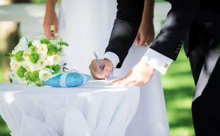 <p>Sembolik nikah uygulaması yalnızca yeni evlenecek &ccedil;iftlerle sınırlı değil. Yıllar &ouml;nce resmi nikah yapan ve ilişkilerine farklı bir heyecan katmak isteyen &ccedil;iftler de nikah tazeleme amacıyla bu hizmete y&ouml;neliyor. Ayrıca iki farklı şehirde d&uuml;ğ&uuml;n yapmak isteyen &ccedil;iftler de resmi nikahın ardından ikinci organizasyonda sembolik nikah tercih ediyor.</p>
