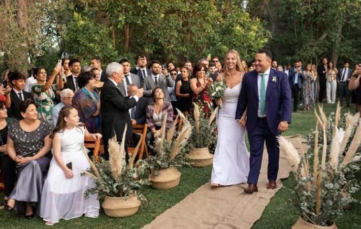 <p>SU&Ccedil; SAYILIYOR MU?</p>

<p>&Ccedil;iftlerin zaten resmi nikah kıymış olması, her iki tarafın da t&ouml;renin tamamen kurmaca olduğunu bilmesi ve sahte bir nikah defterinin resmi kurumlara sunulmaması, uygulamayı riskli kılmıyor. &Ccedil;iftlerin resmi nikahlı olması da daha g&uuml;venli yollardan biri sayılıyor. Ancak taraflardan birinin, karşısındaki kişiyi sahte bir t&ouml;renle kandırması, nitelikli dolandırıcılık kapsamında değerlendiriliyor.</p>
