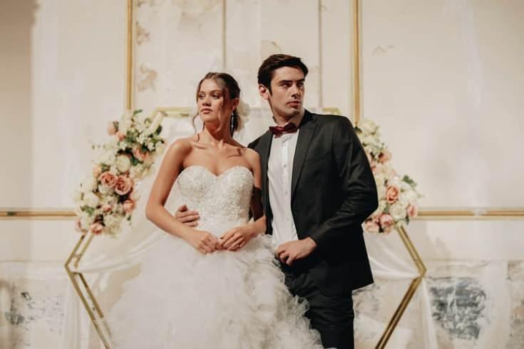 <p>D&uuml;ğ&uuml;n sezonunun başlamasıyla birlikte sembolik nikah hizmetlerine y&ouml;nelik talepte de artış yaşanıyor. Sekt&ouml;r temsilcileri, yaz aylarında yaşanan yoğunluk nedeniyle bu hizmeti almak isteyen &ccedil;iftlerin organizasyondan en az bir ay &ouml;nce rezervasyon yaptırmasını tavsiye ediyor.</p>
