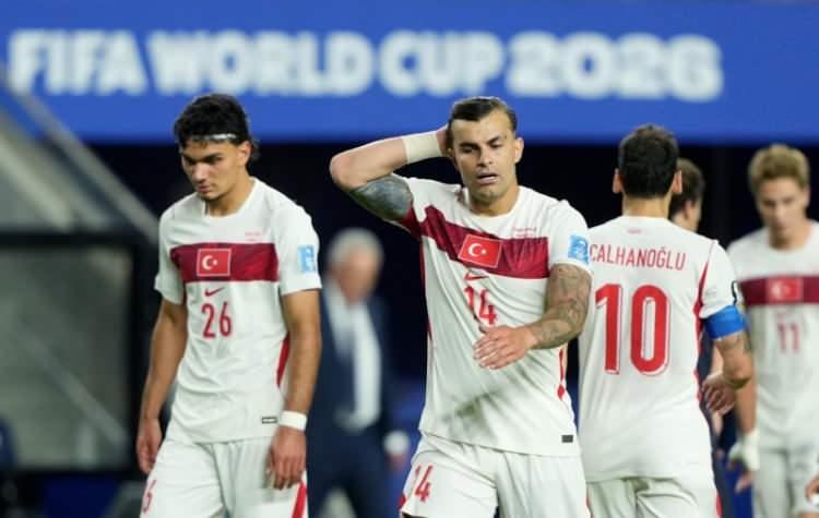 <p><span style="color:#B22222"><strong>VS SPORTS: T&Uuml;RKİYE KARŞISINDA KAHRAMANCA ZAFER</strong></span></p>

<p>&ldquo;"Kahramanca! Paraguay, T&uuml;rkiye'yi yenerek D&uuml;nya Kupası'ndaki yerini garantiledi."<br />
<br />
"Eleme ma&ccedil;larında bizi b&uuml;y&uuml;leyen ve umutlarımızı yeniden canlandıran Paraguay yeniden sahneye &ccedil;ıktı! Miguel Almiron'un sorumsuzluğu nedeniyle ma&ccedil;ın b&uuml;y&uuml;k b&ouml;l&uuml;m&uuml;nde bir oyuncusu eksik oynamak zorunda kalan kırmızı-beyazlılar, T&uuml;rkiye karşısında kahramanca ve muhteşem bir zafer elde ederek 2026 D&uuml;nya Kupası D Grubu'ndaki yerini garantiledi."&rdquo;</p>
