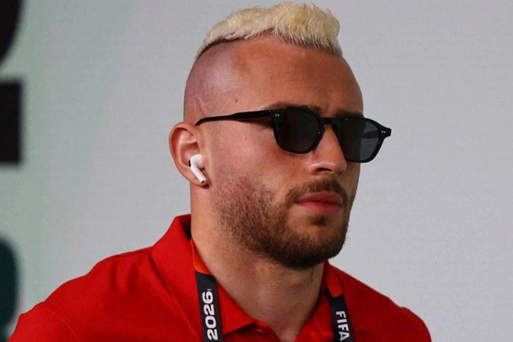 <p>D&uuml;nya Kupası'nda turnuvalar ge&ccedil;iyor ama bazı gelenekler renklenerek devam ediyor.</p>

<p>&nbsp;</p>

<p>D&uuml;nya Kupası'nda yer alan &uuml;lkelerin futbolcuları, farklı sa&ccedil; modelleriyle tarihe ge&ccedil;ti. A Milli Takım'dan da bir&ccedil;ok futbolcu, ikonik sa&ccedil; modelleriyle turnuvaya katıldı.</p>
