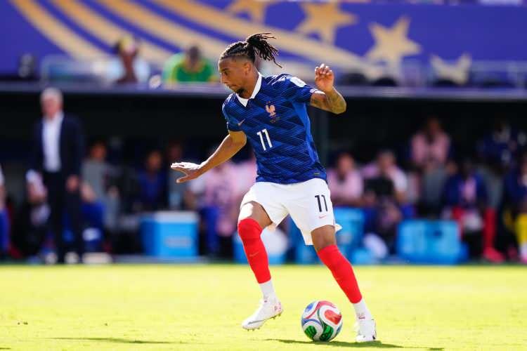 <p>Mbappe, Senegal ma&ccedil;ında attığı 2 golle toplam 14 gole ulaştı ve Gerd M&uuml;ller'i yakaladı.</p>

<p><br />
Mbappe hen&uuml;z 27 yaşında olduğu i&ccedil;in Klose'nin rekorunu kırmaya en yakın isim olarak g&ouml;r&uuml;l&uuml;yor.</p>
