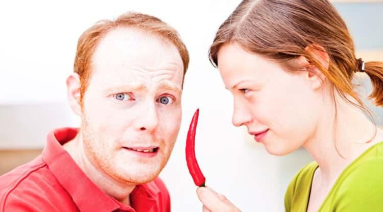 <p>D&uuml;nyanın en acı biberleri, Scoville Acılık &Ouml;l&ccedil;eği'ne g&ouml;re yeniden sıralandı. Acılık seviyelerinin bilimsel y&ouml;ntemlerle &ouml;l&ccedil;&uuml;ld&uuml;ğ&uuml; listede farklı &uuml;lkelerden bir&ccedil;ok biber t&uuml;r&uuml; yer alırken, T&uuml;rkiye'nin &uuml;nl&uuml; lezzetlerinden isot da dikkat &ccedil;ekti. Acı severlerin yakından takip ettiği sıralamada isotun yeri ise bir&ccedil;ok kişiyi şaşırttı. İşte d&uuml;nyanın en acı biberleri ve g&uuml;ncel sıralamadaki konumları...</p>
