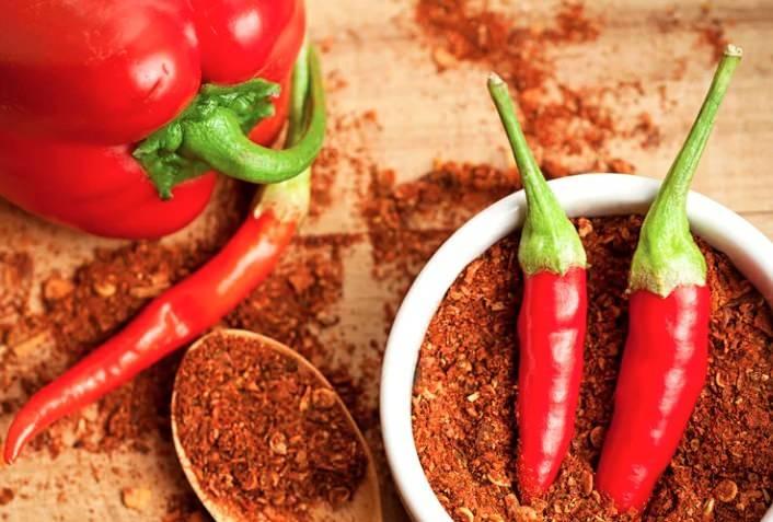 <p>Scoville &ouml;l&ccedil;eğine g&ouml;re hazırlanan d&uuml;nyanın en acı biberleri listesi g&uuml;ncellendi. Acılık seviyelerinin bilimsel y&ouml;ntemlerle &ouml;l&ccedil;&uuml;ld&uuml;ğ&uuml; sıralamada, farklı coğrafyalardan bir&ccedil;ok biber t&uuml;r&uuml; yer alırken T&uuml;rkiye'nin &uuml;nl&uuml; acı lezzetlerinden Samandağ biberi ve isotta yer aldı.&nbsp;</p>
