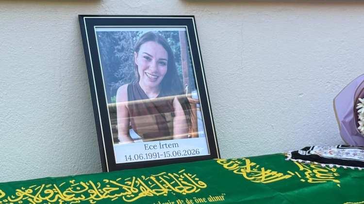<p>&Ouml;ğle namazı &ouml;ncesi gen&ccedil; oyuncunun cenazesi Kervansaray &ouml;n&uuml;nden alınarak Hanım Camii'ne getirilip, musalla taşına konuldu. Acılı baba tabutun başından ayrılmadı.</p>

