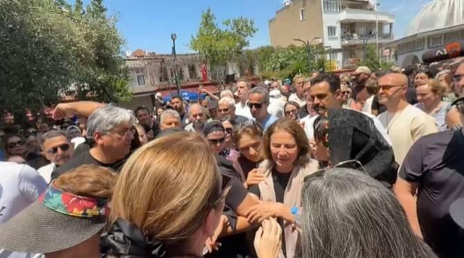 <p>G&ouml;zyaşlarının sel olduğu cenazede hem b&uuml;y&uuml;k bir dram hem de izleyenleri &ccedil;ileden &ccedil;ıkaran anlar yaşandı.&nbsp;</p>
