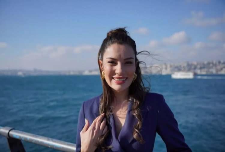 <p><em><strong>"Ece İrtem&rsquo;in cenaze t&ouml;reninden g&ouml;r&uuml;nt&uuml;leri izlerken ger&ccedil;ekten hayretler i&ccedil;inde kaldım. Bir tarafta evladını son yolculuğuna uğurlayan, ayakta durmaya &ccedil;alışan bir aile&hellip; Diğer tarafta ise o anı telefonlarıyla kaydetmeye &ccedil;alışan zavallı insanlar. Bir cenazede ilk refleksimiz kamera a&ccedil;mak olmamalı. Acının da bir mahremiyeti, vedanın da bir saygınlığı vardır. &Ccedil;ok ayıp! &Uuml;nl&uuml; birini kaybetmiş olmak, o ailenin en zor anını g&ouml;r&uuml;nt&uuml;leme hakkını kimseye vermez. Bazen en b&uuml;y&uuml;k saygı, telefonu cebine koyup sessizce orada bulunmaktır."</strong></em></p>

<p>&nbsp;</p>
