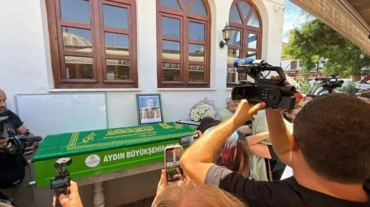 <p>&Ouml;te yandan camiye getirilen tabut i&ccedil;in etraftaki vatandaşların fotoğraf yarışına girdiği dikkat &ccedil;ekti. Ece İrtem'in tabutunun fotoğrafını &ccedil;eken kişiler sosyal medyada tepki &ccedil;ekti.</p>
