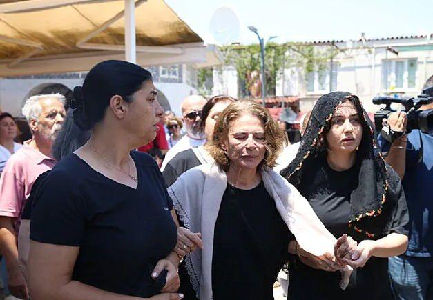 <p><span style="color:#000000"><strong>ANNE KIZININ TABUTUNA YAKLAŞAMADI</strong></span></p>

<p>Cenazeye gen&ccedil; oyuncunun annesi Nuriye İrtem, babası Vural İrtem, aile yakınları, dizi ve sinema oyuncusu G&uuml;rkan Uygun, gen&ccedil; oyuncunun arkadaşları ve &ccedil;ok sayıda vatandaş katıldı.&nbsp;</p>

<p>&nbsp;</p>
