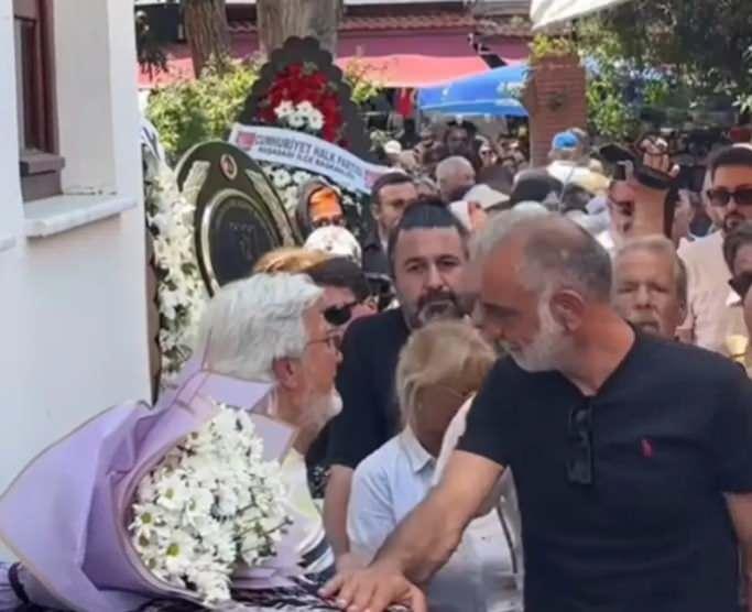 <p><span style="color:#000000"><strong>ACILI BABA TABUTUN BAŞINDAN AYRILMADI</strong></span><br />
&nbsp;</p>

