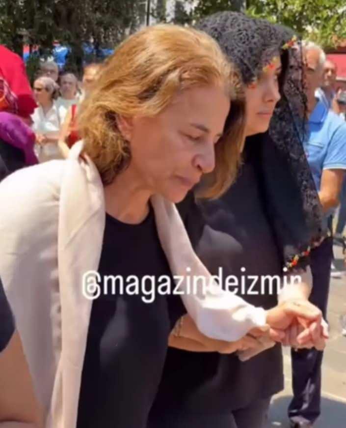 <p>Ece İrtem&rsquo;in annesi Huriye İrtem, Kuşadası Hanım Camisi&rsquo;nde ayakta durmakta g&uuml;&ccedil;l&uuml;k &ccedil;ekti. Yakınlarının yardımıyla y&uuml;r&uuml;yen acılı anne, &uuml;z&uuml;nt&uuml;s&uuml;nden kızının naaşına yaklaşamadı.&nbsp;</p>

<p>&nbsp;</p>
