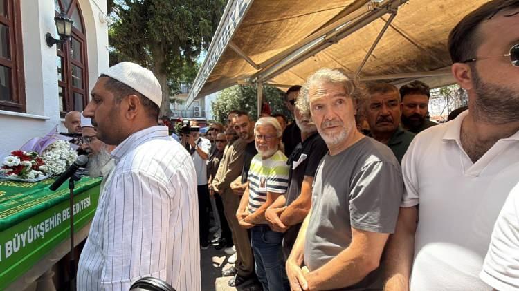 <p>Aile yakınlarından Semra Karataş, gen&ccedil; oyuncunun &ouml;l&uuml;m&uuml;yle ilgili olarak yaptığı a&ccedil;ıklamada, "&Ccedil;ok sevdiğimiz bir insandı. Bizim i&ccedil;in &ccedil;ok değerliydi. Gen&ccedil; yaşta &ouml;l&uuml;m&uuml; bize yasa boğdu, hepimiz &ccedil;ok &uuml;zg&uuml;n&uuml;z" diye konuştu.</p>

<p>&nbsp;</p>
