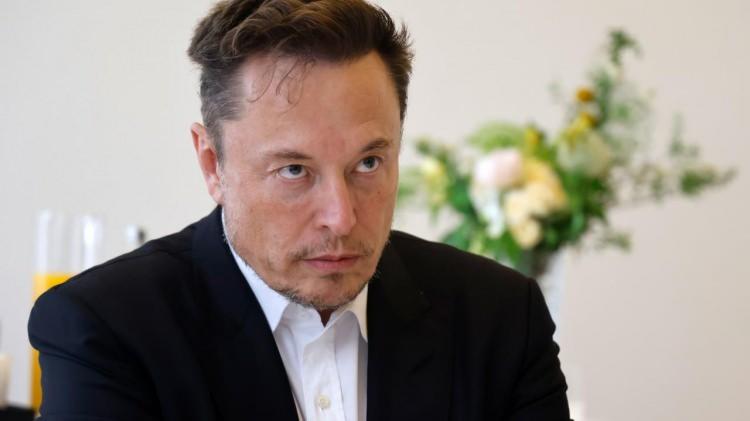 <p>ABD Savunma Bakanlığının (Pentagon) &uuml;st d&uuml;zey bir yetkilisi, ABD'li iş insanı Elon Musk'ın şirketi xAI tarafından geliştirilen yapay zeka modeli Grok'un İran'a y&ouml;nelik saldırılarda kullanıldığını &ouml;ne s&uuml;rd&uuml;.</p>
