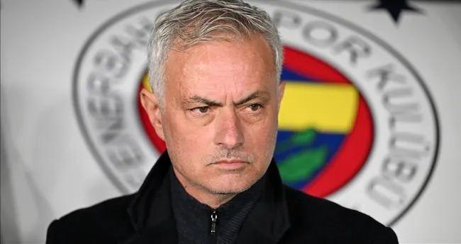 <p><span style="color:#B22222"><strong>FENERBAH&Ccedil;E</strong></span></p>

<p>Resm&icirc; olarak 2024-25 sezonunda kupa kazanamadı.</p>

<p>Ligde ikinci oldu, T&uuml;rkiye Kupası ve Avrupa Ligi'nde elendi.</p>
