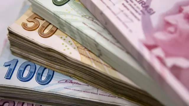 <p>Memur ve memur emeklileri i&ccedil;in ise 5 aylık enflasyon farkı ile toplu s&ouml;zleşme zammı birlikte değerlendirildiğinde artış oranı şimdiden y&uuml;zde 12,41 olarak hesaplandı.</p>
