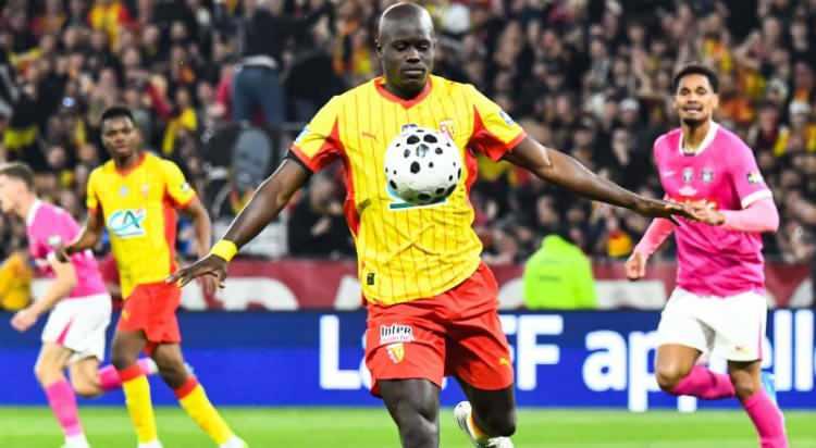 <p>Fenerbah&ccedil;e'nin, Kim Min Jae transferinin maliyetli olması halinde rotasını Malang Sarr'a &ccedil;evireceği belirtildi.<br />
<br />
Lens ile s&ouml;zleşmesi sona eren Fransız stoperin temsilcisiyle yapılan g&ouml;r&uuml;şmelerin olumlu ilerlediği, oyuncunun 8 milyon euro maaş talebinin 5 milyon euro seviyesine indirilmeye &ccedil;alışıldığı ifade edildi.<br />
<br />
(MİLLİYET)</p>
